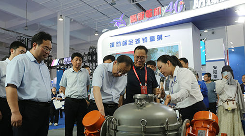 中原農(nóng)谷第二屆振動(dòng)機(jī)械產(chǎn)業(yè)博覽會(huì)盛大開幕，新鄉(xiāng)市長魏建平親臨高服展區(qū)指導(dǎo)工作